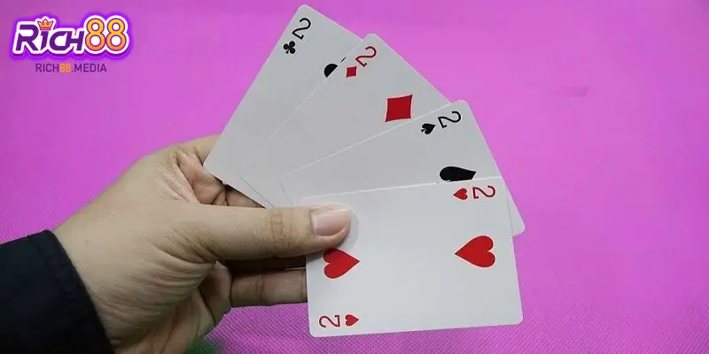 Bài tú lơ khơ sẽ tính điểm dựa trên bộ bài người chơi hạ xuống